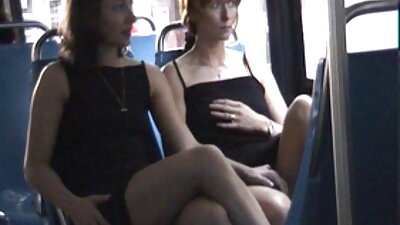 Atemberaubende brünette Babe zeigt kostenlose reife frauen pornos ihre großen Brüste vor der Kamera